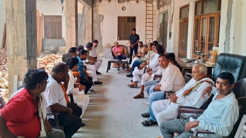 During the “Janata Darshan,” former cabinet minister Suresh Rana listened to public grievances. IMAGE CREDIT TO रिपोर्टर