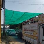 To protect passersby from the intense heat, the municipal corporation installed a green net at the Navayug Market traffic light in Ghaziabad. IMAGE CREDIT TO नगर निगम