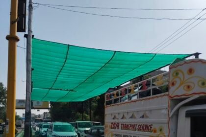 To protect passersby from the intense heat, the municipal corporation installed a green net at the Navayug Market traffic light in Ghaziabad. IMAGE CREDIT TO नगर निगम