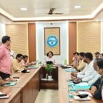 Ahead of the monsoon, the Municipal Commissioner held a meeting with the horticulture department to beautify the city of Ghaziabad. IMAGE CREDIT TO नगर निगम
