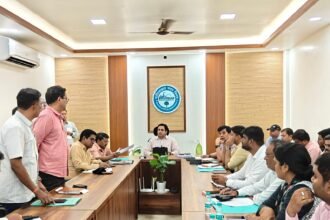 Ahead of the monsoon, the Municipal Commissioner held a meeting with the horticulture department to beautify the city of Ghaziabad. IMAGE CREDIT TO नगर निगम