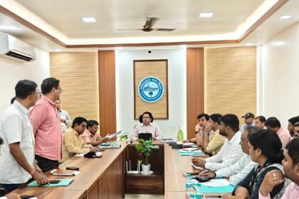 Ahead of the monsoon, the Municipal Commissioner held a meeting with the horticulture department to beautify the city of Ghaziabad. IMAGE CREDIT TO नगर निगम