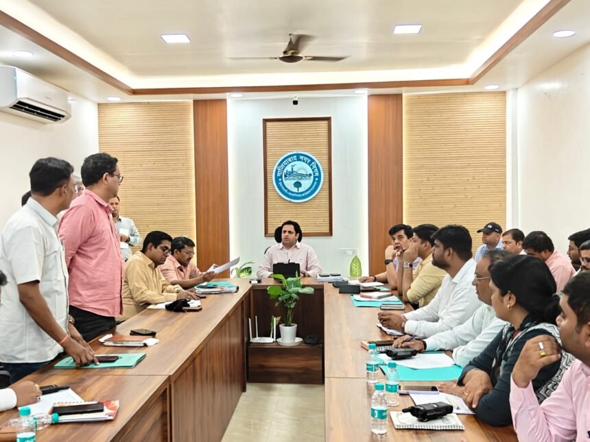 Ahead of the monsoon, the Municipal Commissioner held a meeting with the horticulture department to beautify the city of Ghaziabad. IMAGE CREDIT TO नगर निगम