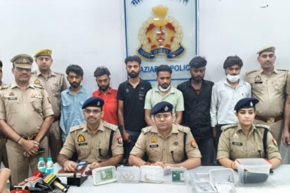 Vijaynagar Police have uncovered a gang involved in tricking people and stealing gold; 6 accused have been arrested. IMAGE CREDIT TO POLICE