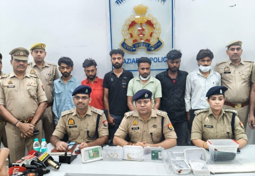 Vijaynagar Police have uncovered a gang involved in tricking people and stealing gold; 6 accused have been arrested. IMAGE CREDIT TO POLICE