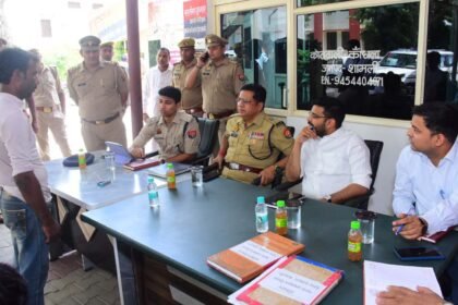 At the Police Station “Samadhan Diwas,” the District Magistrate and Superintendent of Police heard public grievances and directed that they be resolved in a time-bound manner. IMAGE CREDIT TO POLICE