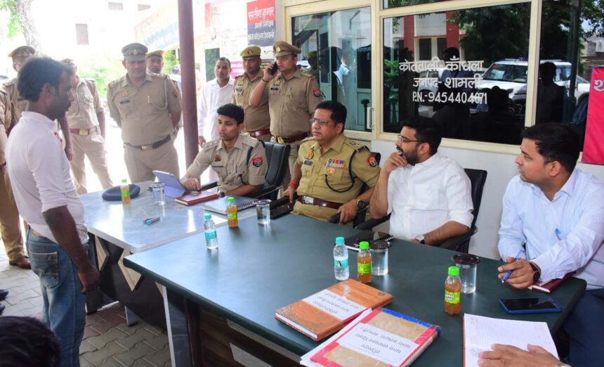At the Police Station “Samadhan Diwas,” the District Magistrate and Superintendent of Police heard public grievances and directed that they be resolved in a time-bound manner. IMAGE CREDIT TO POLICE