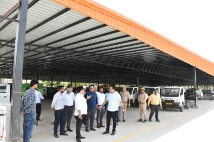 The Ghaziabad Municipal Corporation is promoting electric vehicles by introducing e-vehicle parking facilities and deploying 50 new electric vehicles for garbage collection. IMAGE CREDIT TO नगर निगम