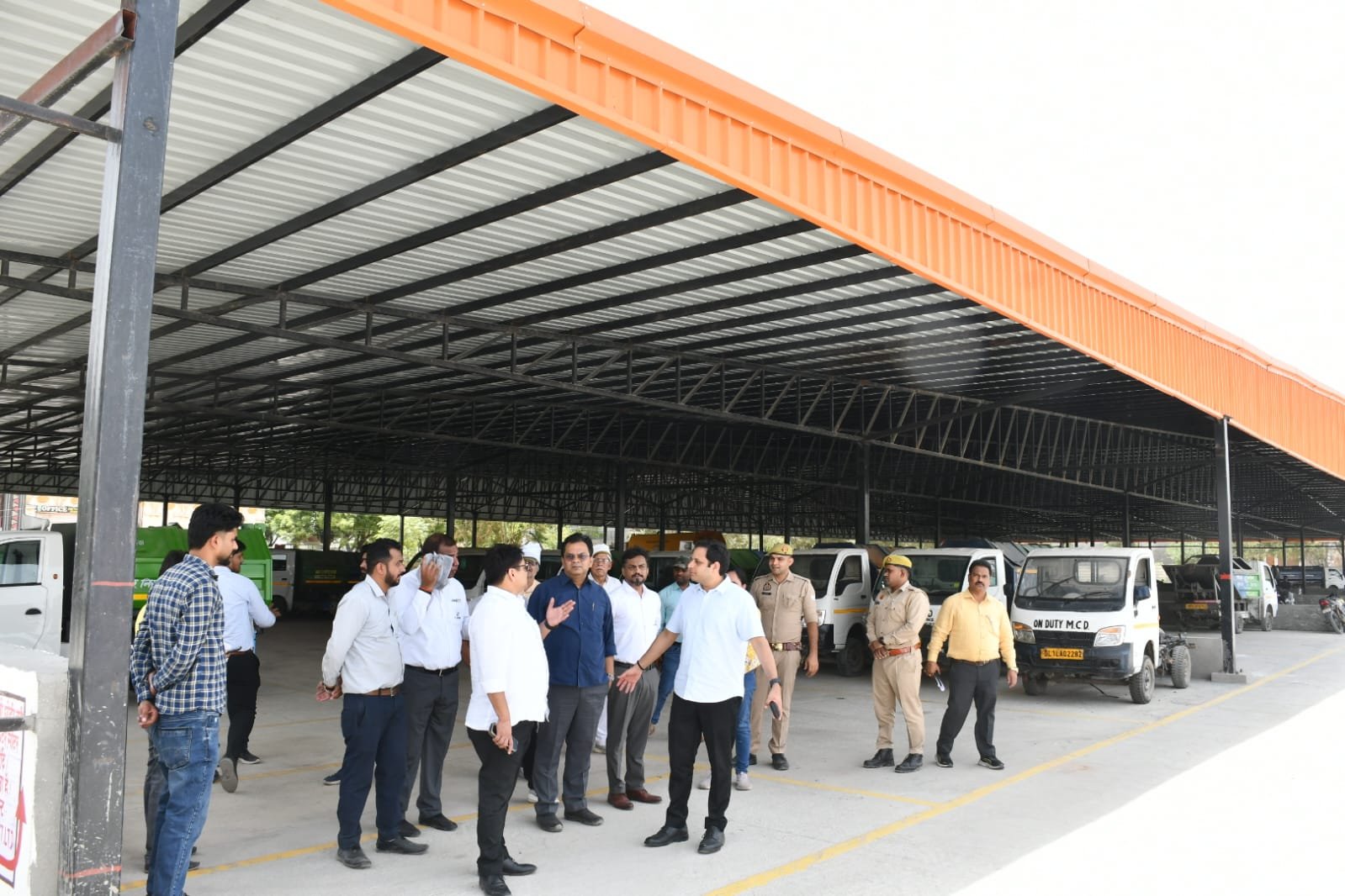 The Ghaziabad Municipal Corporation is promoting electric vehicles by introducing e-vehicle parking facilities and deploying 50 new electric vehicles for garbage collection. IMAGE CREDIT TO नगर निगम
