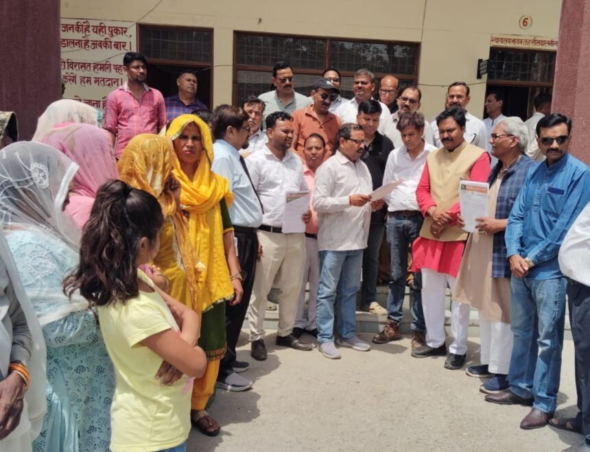 A memorandum has been submitted to the Agriculture Minister demanding the establishment of an agricultural university on the land of a spinning mill in Nagina. IMAGE CREDIT TO REPORTER