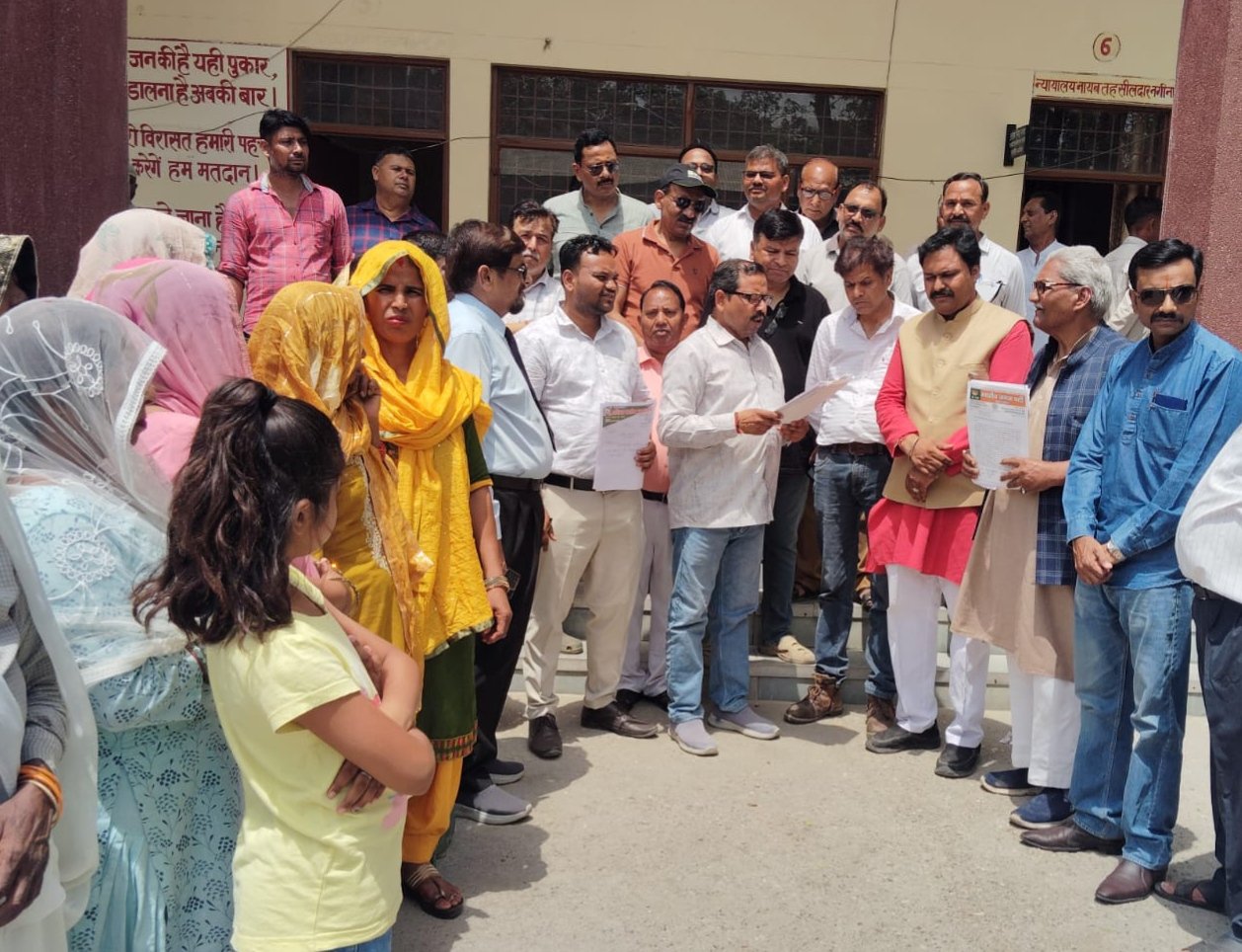 A memorandum has been submitted to the Agriculture Minister demanding the establishment of an agricultural university on the land of a spinning mill in Nagina. IMAGE CREDIT TO REPORTER