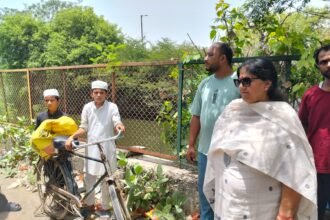 Two minors were reportedly found with animal remains in a case that surfaced in Ghaziabad. The Mayor caught the two children, and the police later took the madrasa operator into custody for questioning and further investigation. IMAGE CREDIT TO NAGAR NIGAM