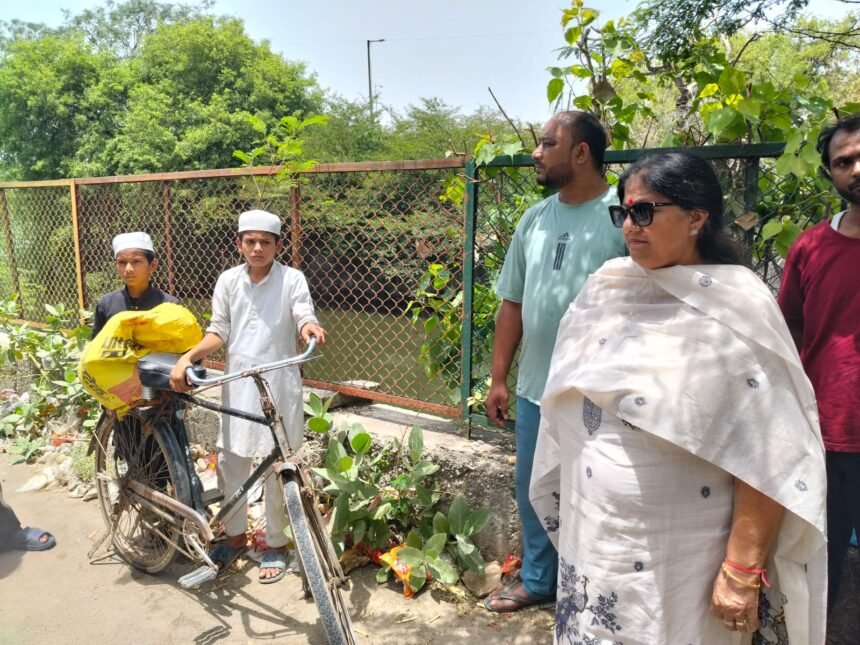 Two minors were reportedly found with animal remains in a case that surfaced in Ghaziabad. The Mayor caught the two children, and the police later took the madrasa operator into custody for questioning and further investigation. IMAGE CREDIT TO NAGAR NIGAM