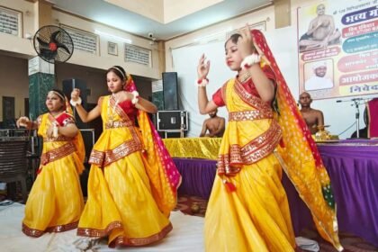 Acharya Vinishchay Sagar arrived in Shamli with a musical band procession, where devotees welcomed him warmly and showered flowers in devotion. IMAGE CREDIT TO REPORTER