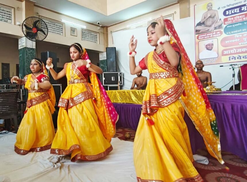 Acharya Vinishchay Sagar arrived in Shamli with a musical band procession, where devotees welcomed him warmly and showered flowers in devotion. IMAGE CREDIT TO REPORTER