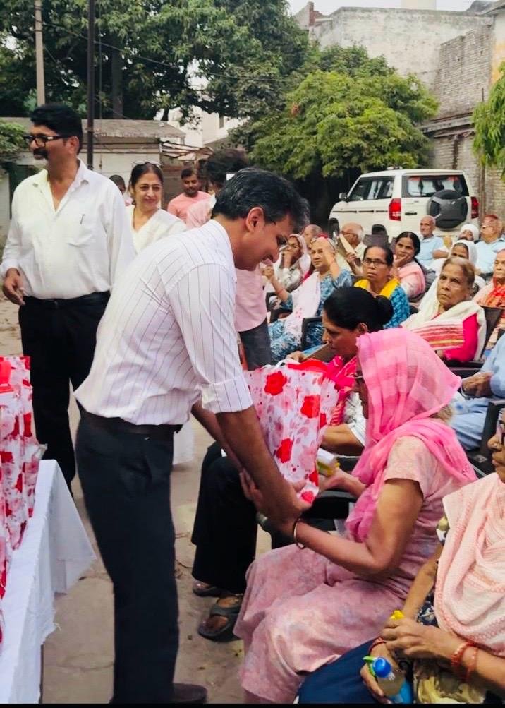 “Summer care kits were distributed to senior citizens at the old age home.” IMAGE CREDIT TO ग्लोबल हैप्पीनेस फाउंडेशन