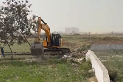 “Allegations of land encroachment without compensation: farmers clash with Yamuna Expressway Industrial Development Authority (YEIDA) officials.” IMAGE CREDIT TO रिपोर्टर