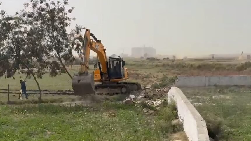 “Allegations of land encroachment without compensation: farmers clash with Yamuna Expressway Industrial Development Authority (YEIDA) officials.” IMAGE CREDIT TO रिपोर्टर