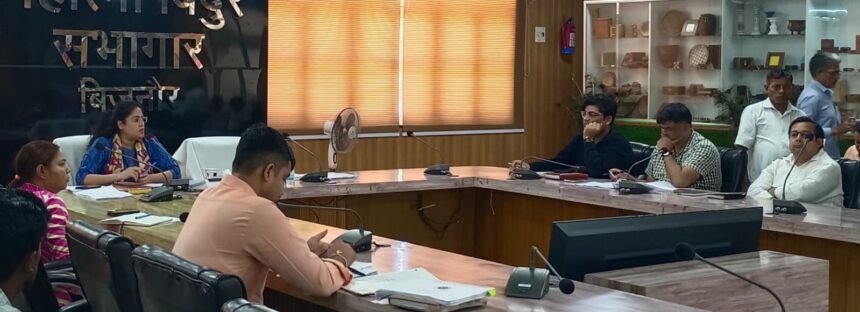A review of the works of urban local bodies was conducted, and instructions were issued to complete drain (nala) cleaning ahead of schedule. IMAGE CREDIT TO INFORMATION DEPARTMENT