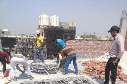 In Sahibabad, the Ghaziabad Development Authority carried out a bulldozer action against illegal construction, demolishing unauthorized structures and sealing a commercial building that was being constructed without approved plans. IMAGE CREDIT TO प्राधिकरण