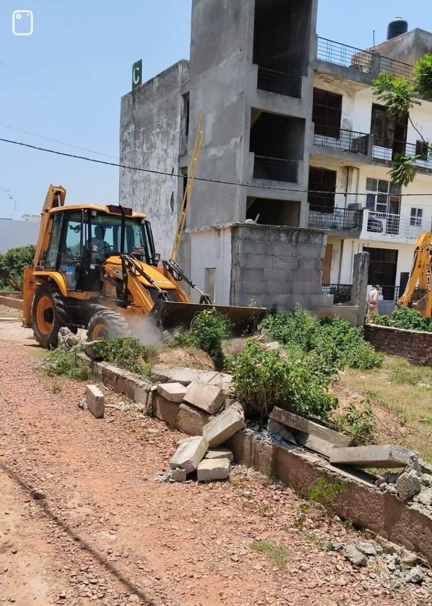 “Major action by the GDA: Bulldozers rolled over illegal colonies in Dasna and Shauryapuram; constructions were demolished amid heavy protests.” IMAGE CREDIT TO प्राधिकरण
