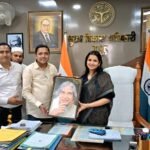 “Chief Development Officer Shruti Sharma was honored; a society presented her with a statue of Dr. A.P.J. Abdul Kalam.” IMAGE CREDIT TO सूचना विभाग