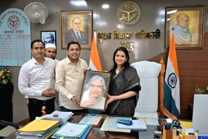“Chief Development Officer Shruti Sharma was honored; a society presented her with a statue of Dr. A.P.J. Abdul Kalam.” IMAGE CREDIT TO सूचना विभाग