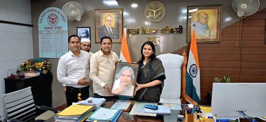 “Chief Development Officer Shruti Sharma was honored; a society presented her with a statue of Dr. A.P.J. Abdul Kalam.” IMAGE CREDIT TO सूचना विभाग