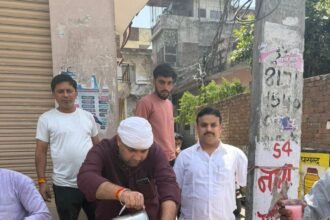 “In Budhana, a sweet sharbat stall was set up to provide relief from the heat to passersby.” IMAGE CREDIT TO रिपोर्टर
