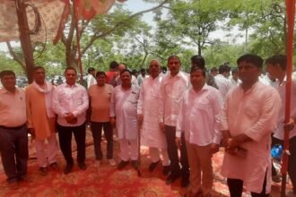 A grand community feast was organized at Eros Sampoornam Society, drawing a large crowd of devotees. Image Credit To सोसायटी