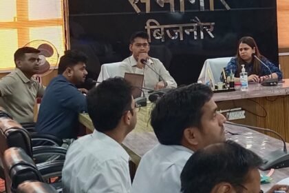Bijnor The District Magistrate issued orders in Bijnor to tighten action against those causing pollution and made 100% barcoding mandatory in hospitals. IMAGE CREDIT TO सूचना विभाग