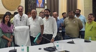 Merchants expressed strong anger over issues related to multilevel parking, stray animals, and traffic management, raising serious concerns. IMAGE CREDIT TO REPORTER
