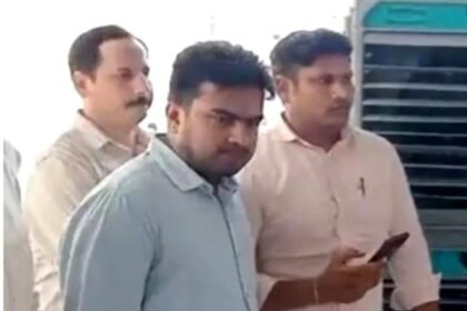 A clerk in the GST department was arrested while taking a bribe of ₹24,000, causing panic in the department. IMAGE CREDIT TO एंटी करप्शन विभाग