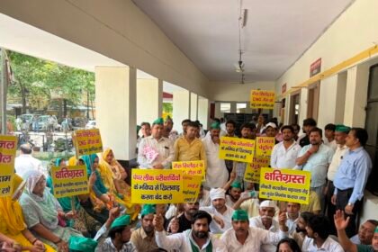 Farmers and workers demonstrated at the tehsil in protest against the NEET paper leak and increasing inflation. IMAGE CREDIT TO रिपोर्टर