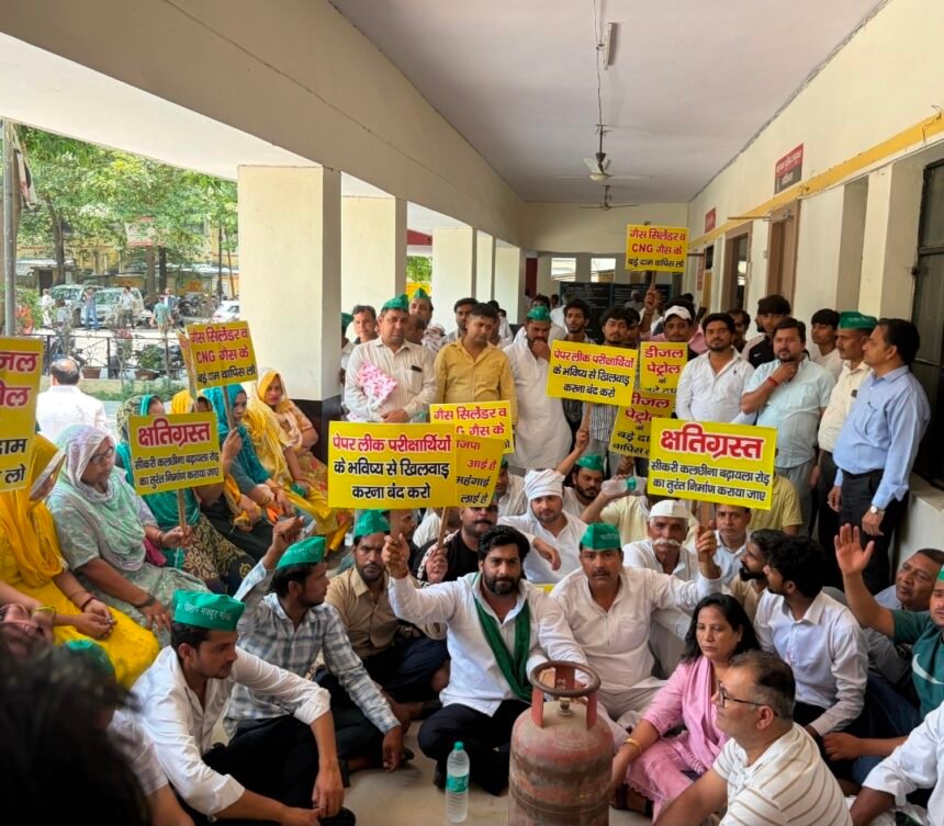 Farmers and workers demonstrated at the tehsil in protest against the NEET paper leak and increasing inflation. IMAGE CREDIT TO रिपोर्टर