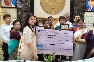 In Hapur, Meritorious Students Felicitated; 21 Students Receive Incentive Amount — IMAGE CREDIT TO सूचना विभाग