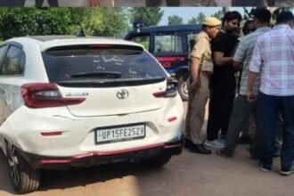 Two Youths Hit While a Car Was Being Reversed; One Dead, One Seriously Injured – IMAGE CREDIT TO पुलिस