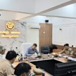 The Excise Commissioner gave strict instructions in a review meeting of the Meerut division and emphasized ensuring 100% sales through the POS system. IMAGE CREDIT TO सूचना विभाग