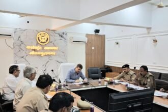 The Excise Commissioner gave strict instructions in a review meeting of the Meerut division and emphasized ensuring 100% sales through the POS system. IMAGE CREDIT TO सूचना विभाग