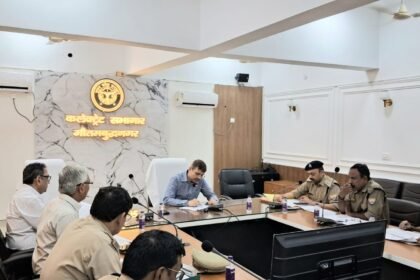 The Excise Commissioner gave strict instructions in a review meeting of the Meerut division and emphasized ensuring 100% sales through the POS system. IMAGE CREDIT TO सूचना विभाग