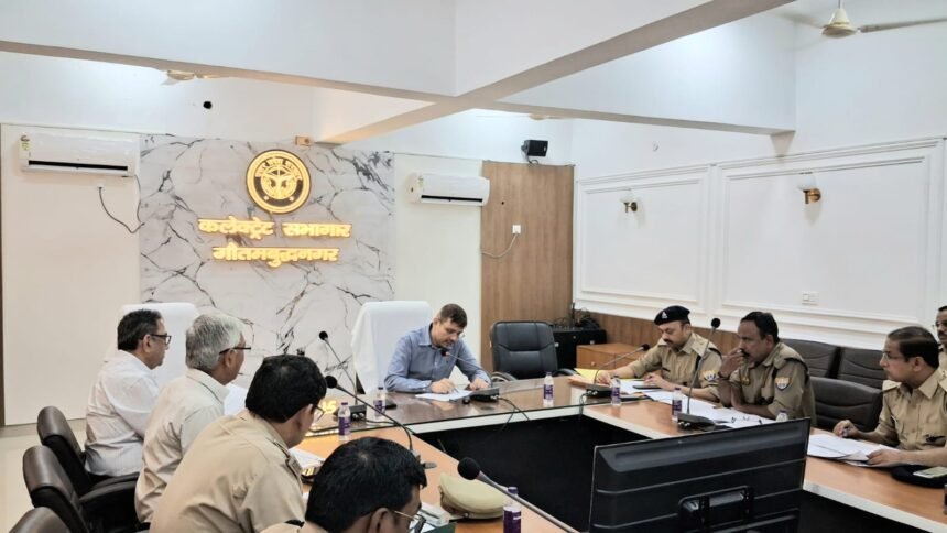 The Excise Commissioner gave strict instructions in a review meeting of the Meerut division and emphasized ensuring 100% sales through the POS system. IMAGE CREDIT TO सूचना विभाग