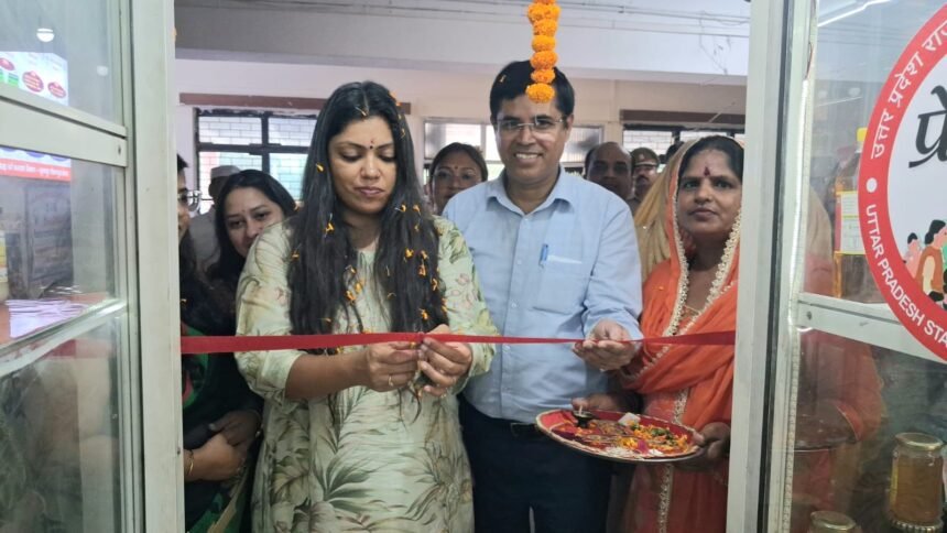 Inauguration of Saras Shop provides a new market for women from self-help groups; District Magistrate boosts their morale — IMAGE CREDIT TO सूचना विभाग