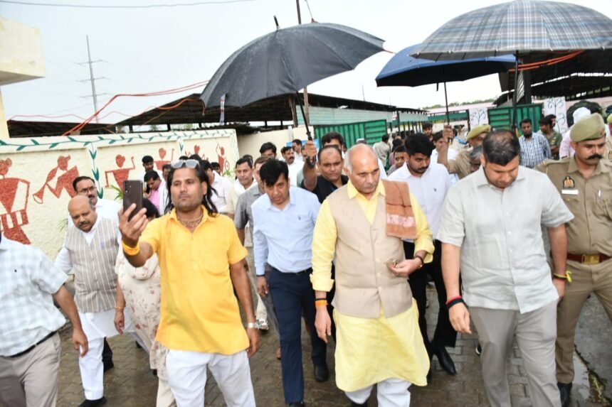 In-charge Minister Dharmpal Singh inspected the Municipal Corporation cowshed and praised the arrangements — IMAGE CREDIT TO NAGAR NIGAM