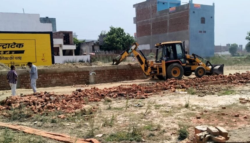 HPDA Bulldozer Action in Pilkhuwa: 42,000 Square Meters of Illegal Plotting Demolished, Creating Panic Among Colonizers and Illegal Builders – IMAGE CREDIT TO AUTHORITY