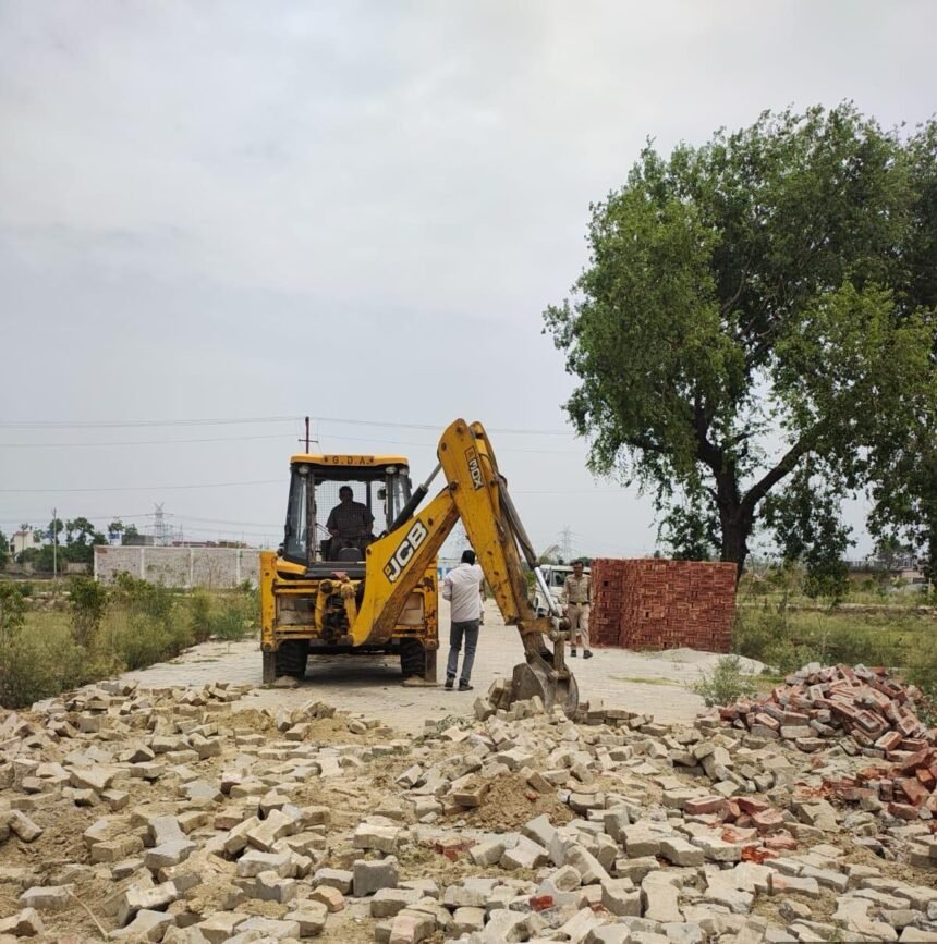 Major Crackdown by Ghaziabad Development Authority (Ghaziabad Development Authority) on Illegal Construction: Colony Being Developed Over 44 Bighas and Several Structures Demolished Amid Strong Opposition – IMAGE CREDIT TO प्राधिकरण