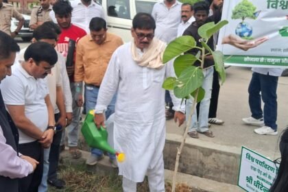 MLA Participates in Tree Plantation with Degree College Students – IMAGE CREDIT TO रिपोर्टर