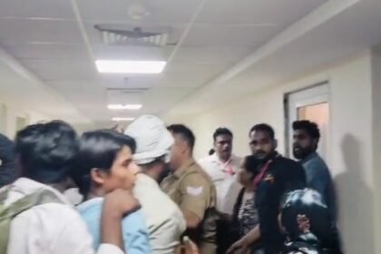 Woman dies during treatment, family protests; hospital staff accused of assault — IMAGE CREDIT TO रिपोर्टर