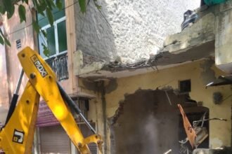Major action by GDA in Ghaziabad: Illegal colonies demolished in NH-09, Siddharth Vihar and Hindon floodplain area; bulldozers ran amid heavy protest — IMAGE CREDIT TO प्राधिकरण