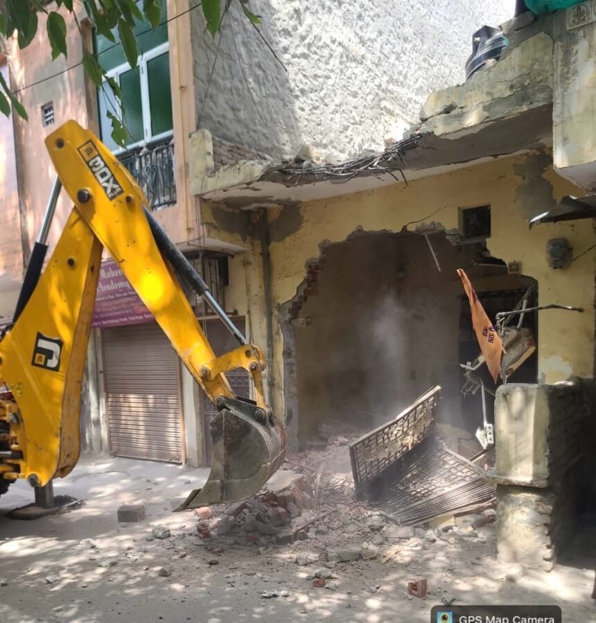 Major action by GDA in Ghaziabad: Illegal colonies demolished in NH-09, Siddharth Vihar and Hindon floodplain area; bulldozers ran amid heavy protest — IMAGE CREDIT TO प्राधिकरण