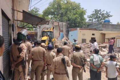 14 shops built on government land adjacent to Jama Masjid demolished; possession handed over to the municipal body — IMAGE CREDIT TO POLICE